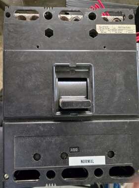 Westinghouse Molded Case Circuit Breaker LB400F 400 Amp 3-Pole, 600 V 2YU3 2YX8